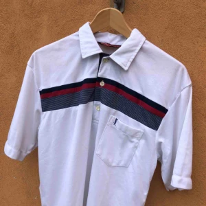  - Vintage Yves Saint Laurent. Väl använd så det finns noppror och andra tecken på användning. Sannolikt från mitten av 80-talet. Ganska tight fit. XL på lappen men sitter som en L. Kan hämtas i Uppsala eller skickas mot fraktkostnad.