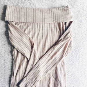  - Beige ribbstickad bandeu topp med långa ärmar från bikbok