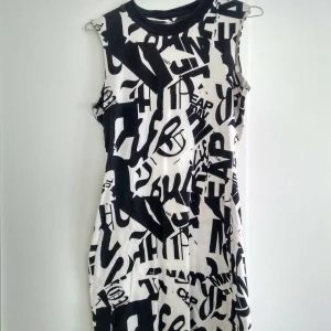  - Åtsittande mjuk klänning från Weekday