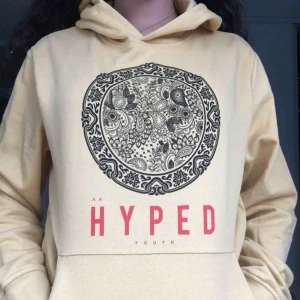  - Senapsgul hoodie med ett tryck i mitten. Använt en gång och har ingen användning av den längre. Jättebra skick. Köpt på Jack & Jones. Funkar i storlekarna S/M. Kan mötas upp i Stockholm