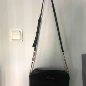  - Äkta Michael kors väska  Bra skick  Guld/svart 
