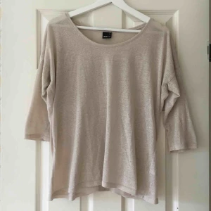  - En diskret glittrig top i beige färg från Gina Tricot, storlek M. Den är använd några gånger, men fortfarande i gott skick! Du betalar själv för frakten, eller alternativt kan jag mötas upp i Lund :)