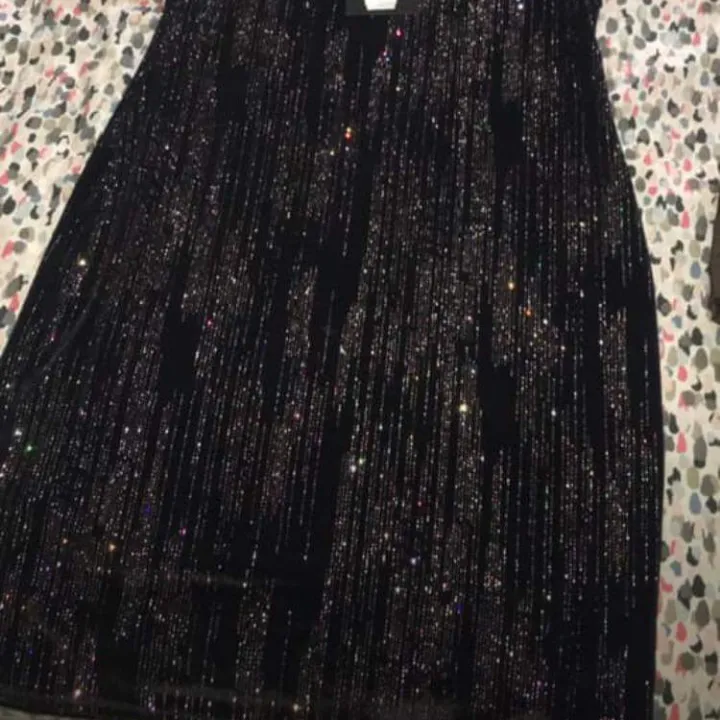 En jätte fin festkläning som är lånarmad med svart färg och glittrig köpte den för 500kr med säljer de för 250kr. Köparen står för frakt.. Klänningar.