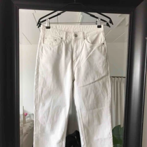  - Vita croppade jeans i modellen Voyage från weekday