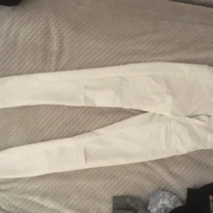  - Vita jeans med hål på knäna från zara, använda endast en gång! Super stretchiga och sköna 