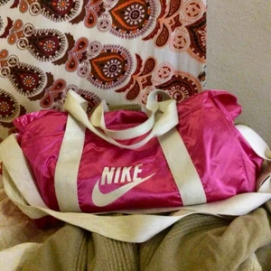  - Begagnat skick. Favoritväskan som hängt med på dansträningar. Väldigt bra kvalité och rymlig. Har många år kvar. Bra fack på sidorna och insidan. Justerbart axelband och två kortare handtag. 