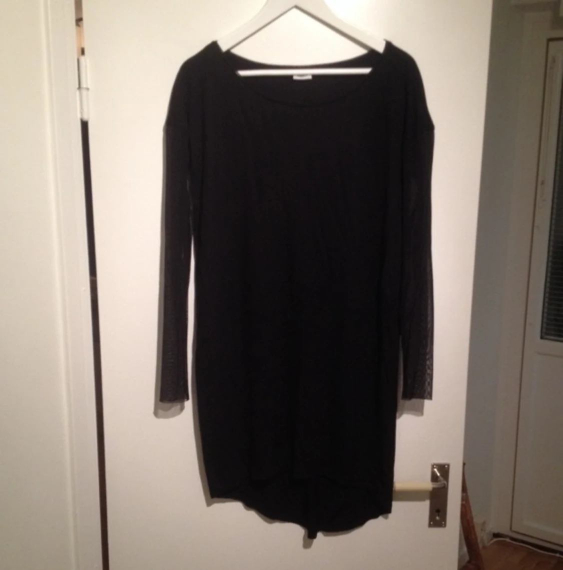 Supersnygg klänning från weekday med transparenta armar 