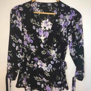  - Näst intill oanvänd, normal i storleken Från Gina Tricot Frakt betalas av köparen eller möts upp