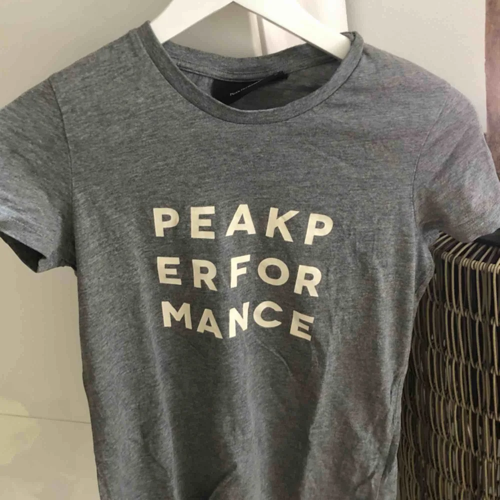 Peak performance tröja Aldrig använd. T-shirts.