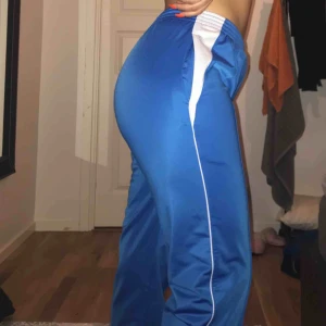  - Blåa trackpants köpta på humana. Bra skick. Storlek S men passar mig som har M