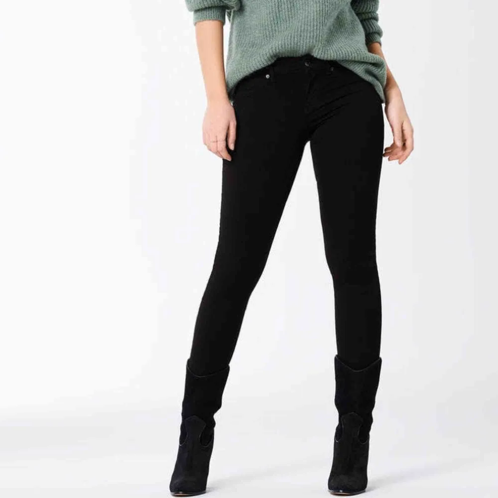 Ett par vanliga svarta tighta jeans med låg midja från Gina Tricot!🥰. Jeans & Byxor.