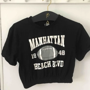  - Croppad T-shirt med tryck på. Ganska så kort. Säljer pga inte min stil. Köpare står för frakt. 