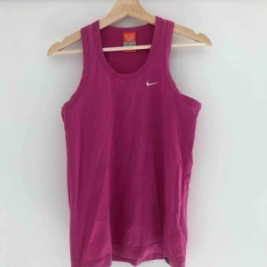  - Träningslinne, rosalila i trikåmaterial. Nike. Kan mötas upp eller skicka för 35kr.😊