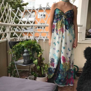  - Långklänning, fina färger, gott som ny för att ha varit med i 10 år. Använd med respekt 