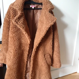 Indiska  - En väldigt mysig jacka/ rock, använd endast 1 gång, den är i toppskick! Köpt för 700 kr. Säljer pga för stor.