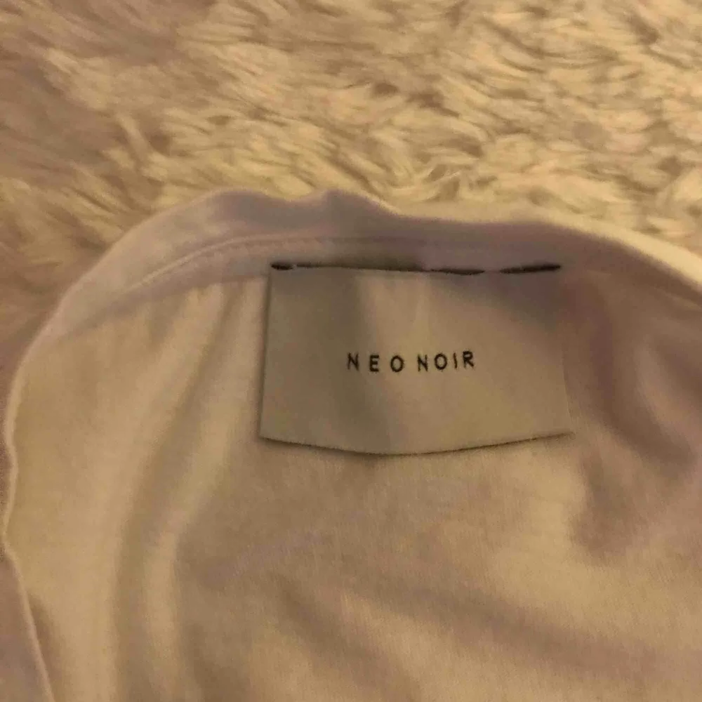 En t-shirt från märket neo Noir köpt i Köpenhamn för ca 300 svenska kronor, ett tryck med texten noir, säljer för att den typ aldrig kommer till användning ✨✨. T-shirts.
