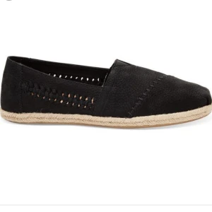  - LÄGG ETT BUD! Säljer tre olika modeller esparillos från Toms. Alla är helt oanvända. Har fått dessa skor i present av min jättesnälla svägerska som själv älskar Toms, men tyvärr är det inte riktigt min stil. Information om storlek och inköpspris står här nedan, Bild 1. Svarta nubuck espadrillos med vävda paneler uk size 7,5 nypris 450kr, Bild 2. Marinblå canvas espadrillos UK size 7,5 nypris 300kr, Bild 3. Gråmelerade canvas espadrillos  UK size 8 nypris 300kr. Så lägg ett bud på vad du kan tänka dig att betala:)