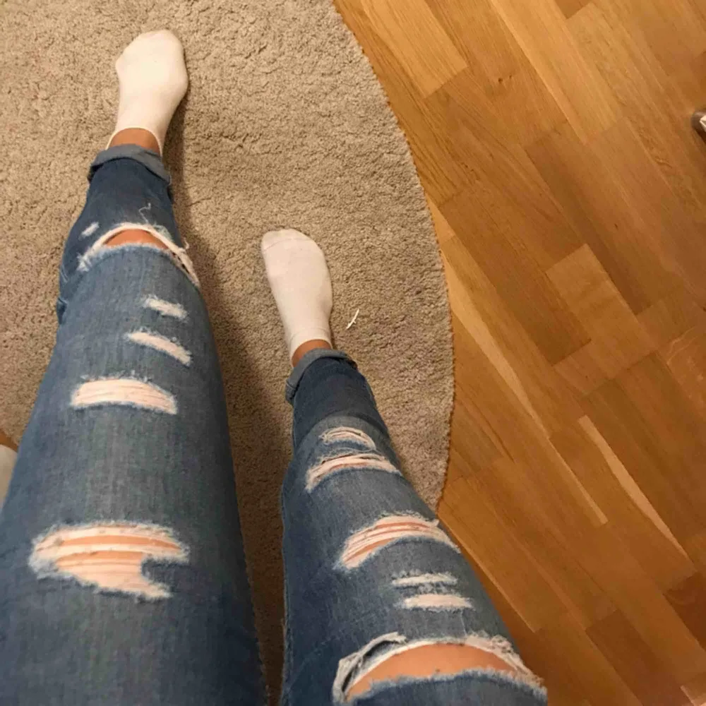 Ett par väldigt fina jeans från HM i en ljusblå färg. Snygga hål på benen och nästan aldrig använda. Sitter väldigt bra. Möts i Malmö eller så betalar köparen frakt . Jeans & Byxor.
