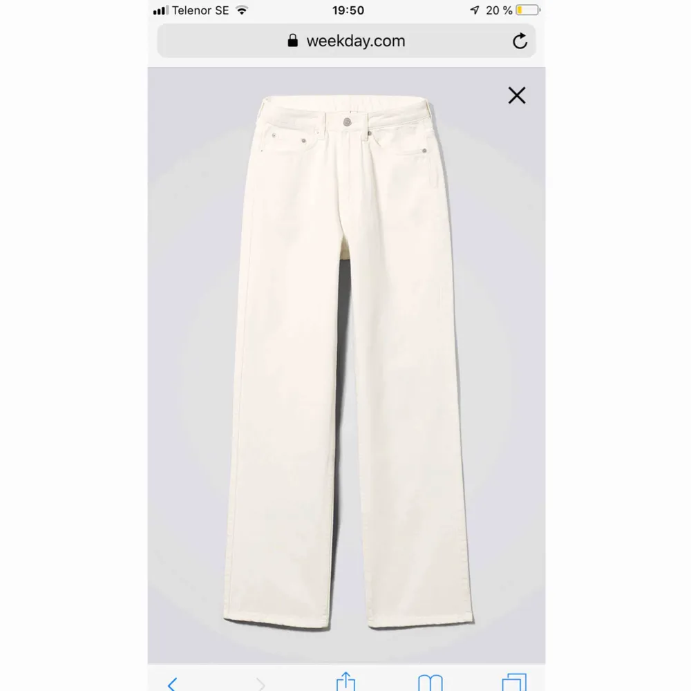 Vita row jeans från weekday, säljer eftersom de är för små. Jeans & Byxor.