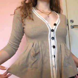  - Jättefin beige stickad cardigan med kontrastsöm och fickor. I bra skick!  Kan frakta för 60kr eller mötas upp i Stockholm :)