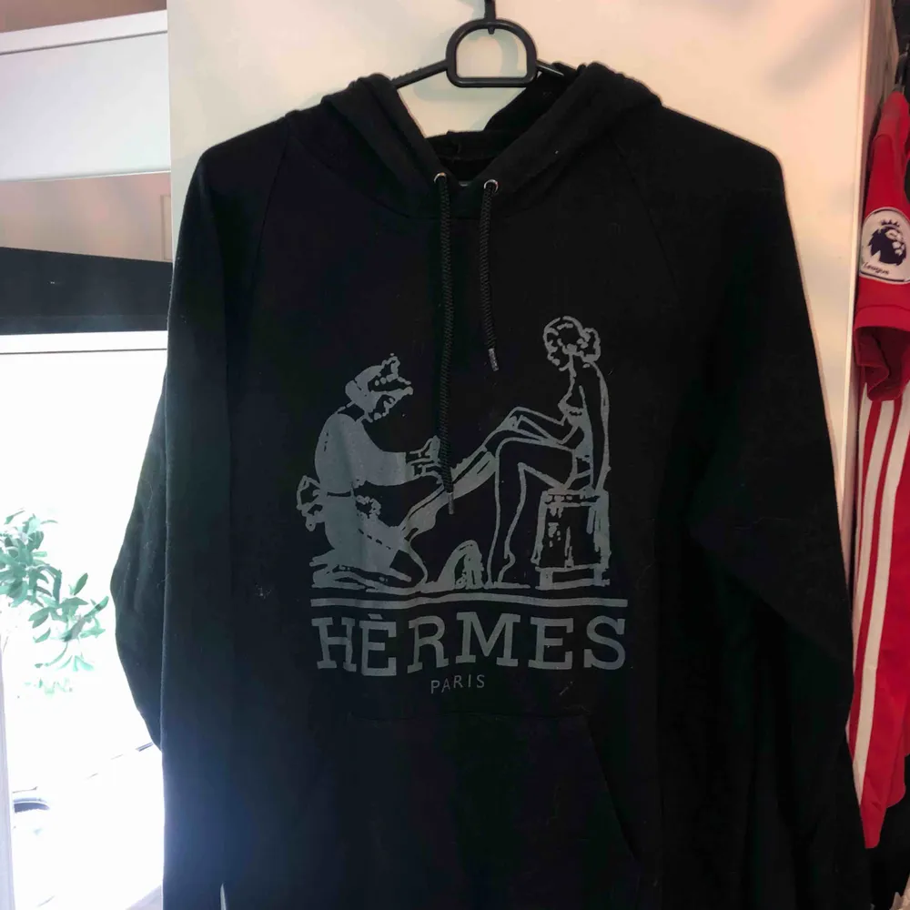 Säljer min fina Hermés hoodie i svart med grått tryck. Hör av er om ni vill ha fler bilder. Fick den i present men antagligen en fake! Finns att hämta i Östersund annars står köparen för frakt😊. Hoodies.