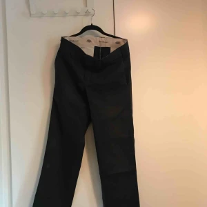  - Svarta Dickiesbyxor i modellen Slim Straight, storlek 30x32. Lite slitna i och med skateboardåkning. 