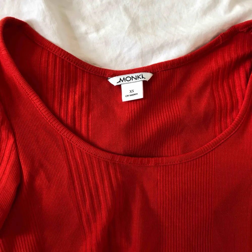 härlig rödfärgad crop top, knappt använd & är som ny. passar för XS-S, köparen står för frakt!! (+30kr). T-shirts.