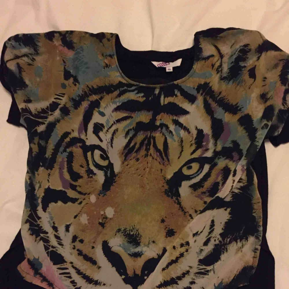 T-shirt med tigertryck 🐅Svart på ryggen. Från MIX. Aldrig använd, har endast legat i garderoben. . T-shirts.
