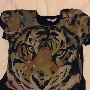T-shirt med tigertryck 🐅Svart på ryggen. Från MIX. Aldrig använd, har endast legat i garderoben. 