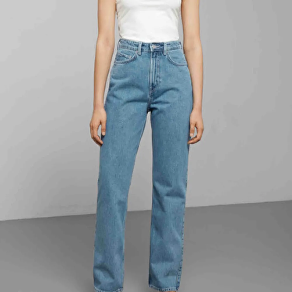 Skit snygga jeans från Weekday i modellen Row, aldrig använda endast testade, säljer pga fel storlek. Nypris 500kr, frakt 50kr. Jeans & Byxor.