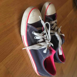  - ett par urgångna limited-edition låga converse köpta i usa! de är lite slitna och kan därför sänka priset rätt så mycket :))