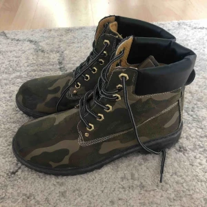  - Ett par camoflagefärgade boots köpta utomlands för cirka 2 år sen. Helt okej skick