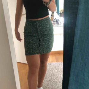  - Grön kjol med vita prickar som har super skönt material och alldeles perfekt längd. Köpt för 399kr