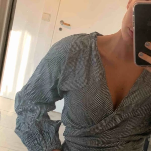  - Oanvänd ”blus” som man knyter, frakt tillkommer! 