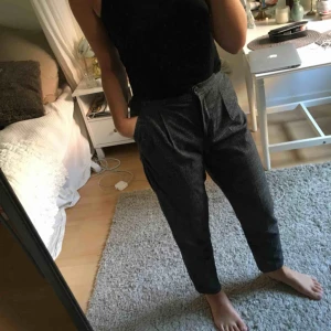  - Grårutiga kostymbyxor från monki. Frakt ingår ej.