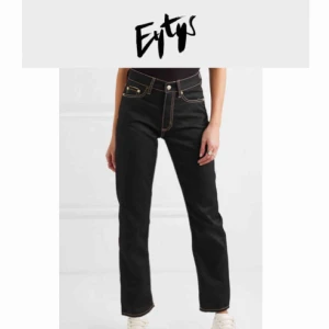 - Eytys-jeans i modellen Cypress, köpta här på Plick men passar tyvärr inte mig. Storlek 27 i midjan och 32 i längd. Köpare står för frakt.