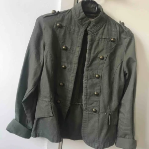  - Mörkgrön jacka , passar S också. Sitter väldigt fint på. Är i fint skick. Frakt tillkommer.