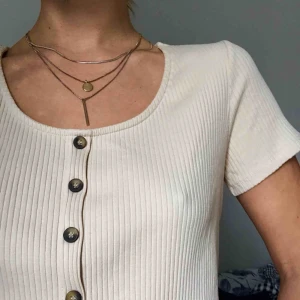  - Beige tröja jag köpte precis innan sommaren. Simpel & söt. Trämönstrade knappar!