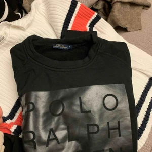  - Fin o mysig tröja från polo Ralph lauren med text på! Fint skick! 