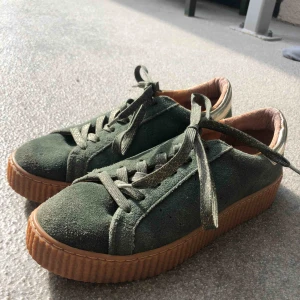  - Snygga gröna mockaskor med glittra snören. Använda några gånger. 