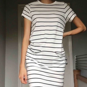  - Söt havsklänning från Lexington med fickor. Stor i storleken och passar mig som är lång och vanligtvis har S.   Kan möta upp i Kristianstad eller Lund, annars står köparen för frakt. 