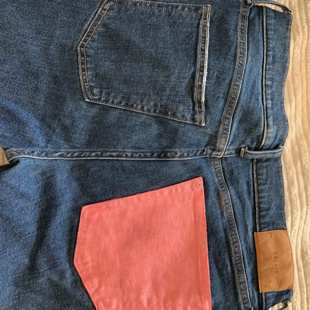 Ett par skitcoola rutiga jeans, ena fickan är rosa. Lite stora i midjan för mig som har egentligen storlek 36 men så länge du har ett skärp så funkar det. Har även en slits på vardera sida💗🏁💥. Jeans & Byxor.