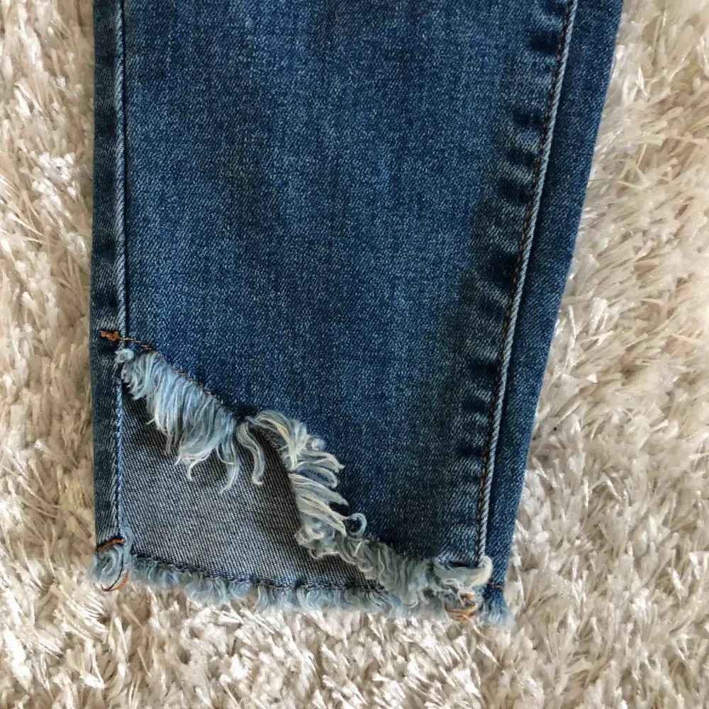 Sjukt bekväma och snygga jeans från Vero Moda! Köpta för inte alls längesedan för 400kr. Snygga detaljer nertill i form av slitningar! Sitter snyggt över rumpan och stretchiga i materialet. . Jeans & Byxor.