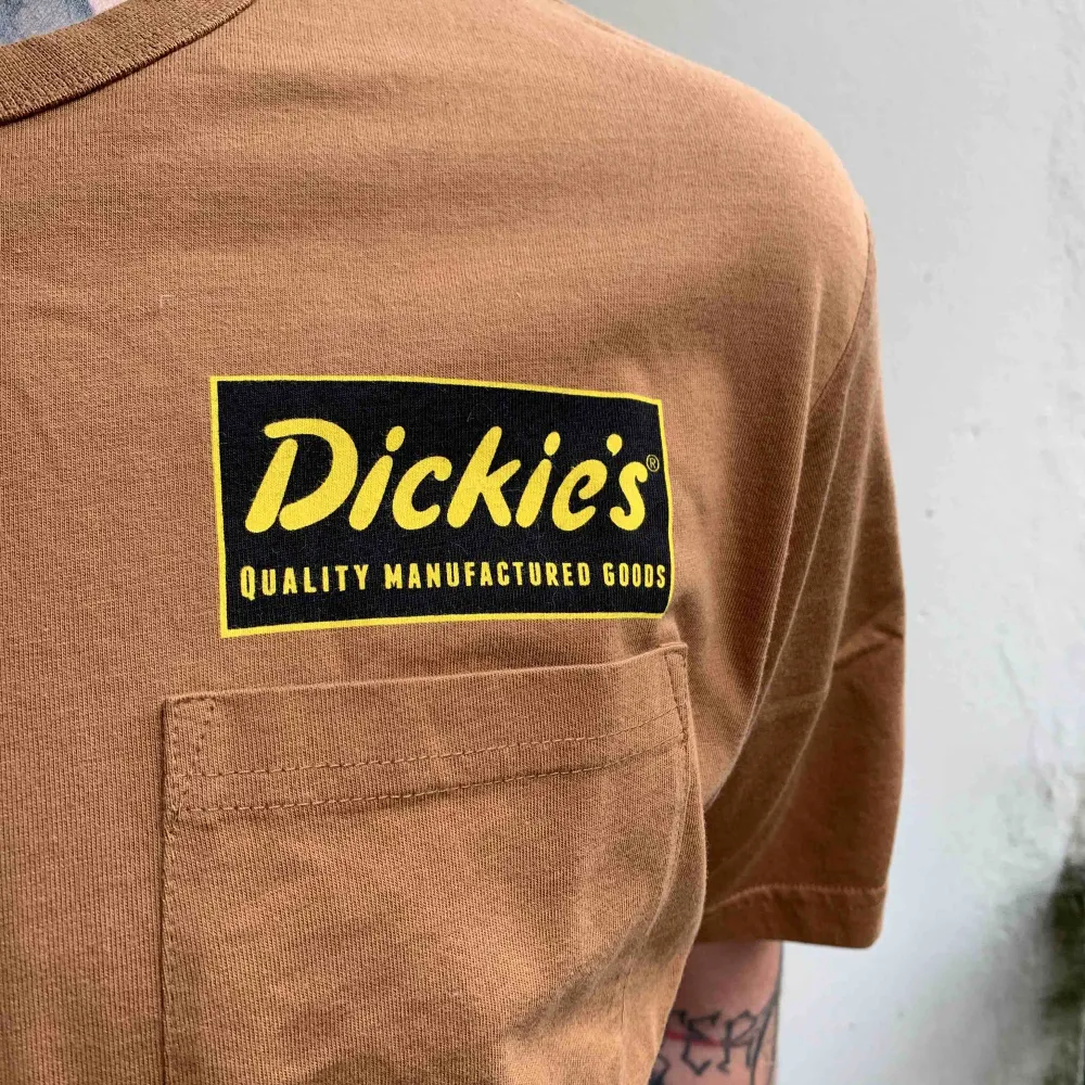 Helt oanvänd Dickies pocket t-shirt i brun färg, storlek large & nypris var ca 250kr. Pris 100kr eller bud, Köparen står frakt. Swish finns! 🌴. T-shirts.
