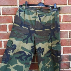  - Säljer dessa balla camouflage byxorna, de är fodrade så ganska varma men perfekt till höst/vinter!