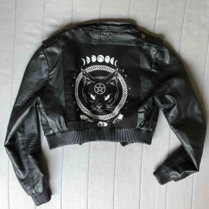  - Säljer nu min älskade fina skinnjacka då jag känner att det inte är min stil längre. Den har en fantastisk rygg med det coolaste trycket! Fuskläder som är i fint skick men något slitet i nacken men inget man tänker på.