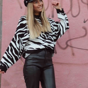  - Stickad tröja, endast använd på detta foto. Frakt tillkommer :)