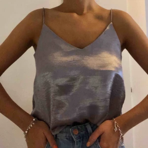  - ”Sidenlinne” från H&M i en metallicfärg. 