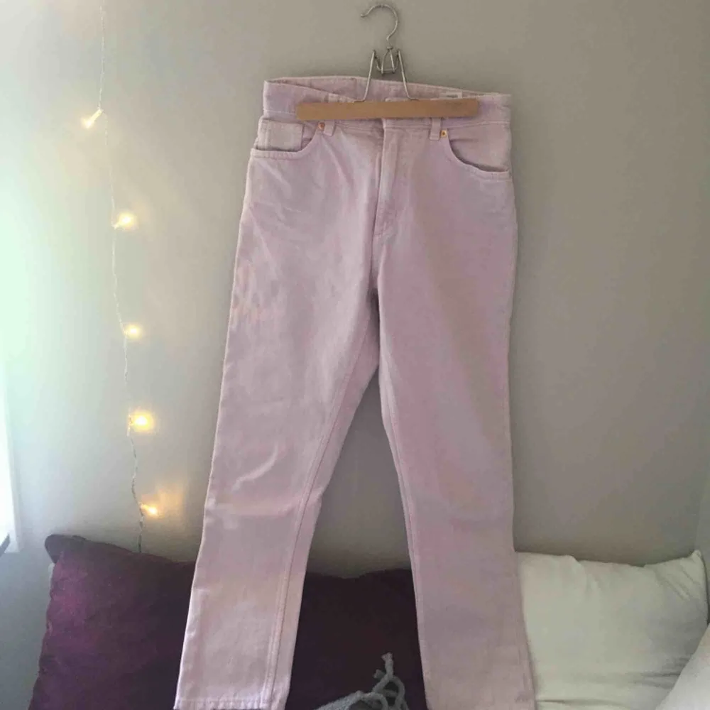Skitsnygga pastelrosa/lila jeans från monki i mom fit med två mindre hål som syns på första och sista bilden som tyvärr blivit försmå och behöver säljas. Möts upp i stockholm eller fraktar till hela sverige då köparen står för fraktkostnaden☺️. Jeans & Byxor.