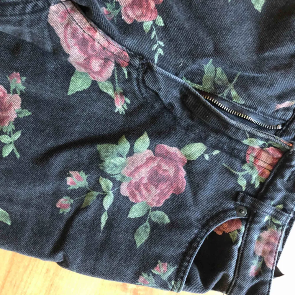 Svarta jeans med blommor på från monki, säljer för att de är försmå för mig Inga stretchiga jeans Använd cirka 1 gång Frakten tillkommer. Jeans & Byxor.